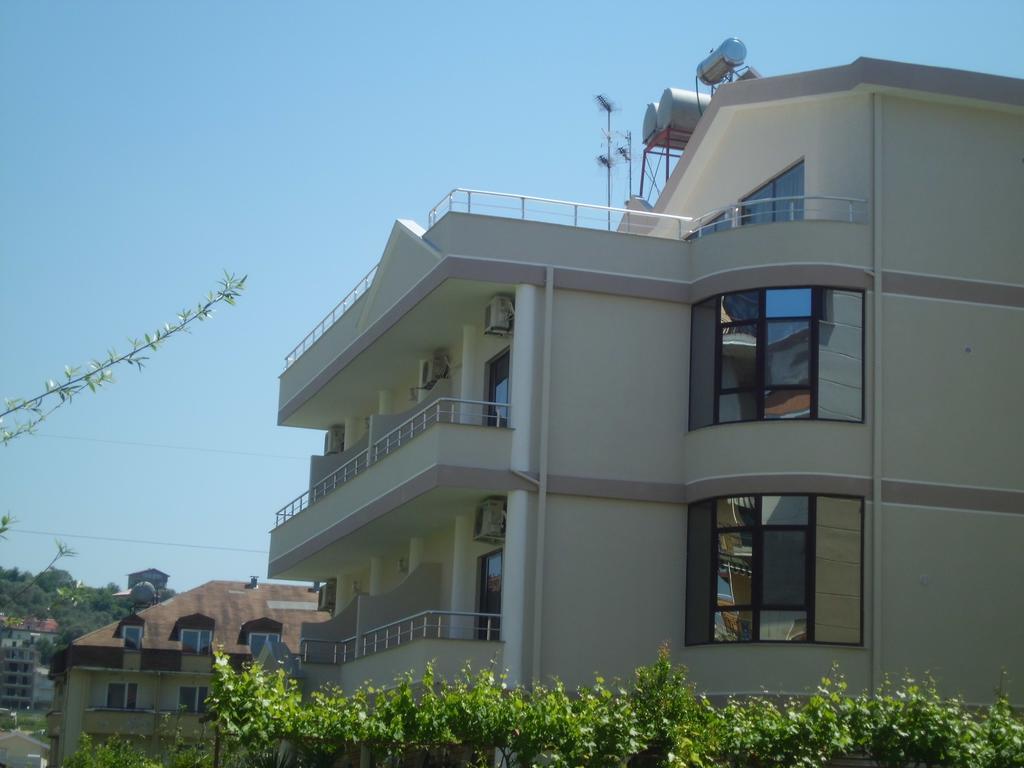 Red Rose Golem (Tirana)